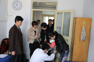 图为市残联领导看望安装技师及孩子们