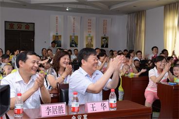 图为联欢会现场
