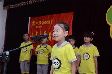 图为联欢会现场