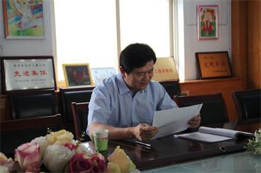 图为市残联理事长王国华在调研中讲话