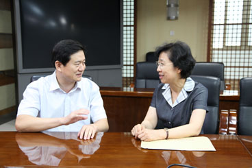 图为王国华理事长在向全国人大常委会委员、内司委委员、中国残联王乃坤副主席汇报工作