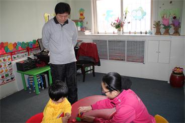 图为王国华理事长逐一听取教师的授课