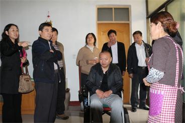 图为领导们与残疾人及其亲属交流