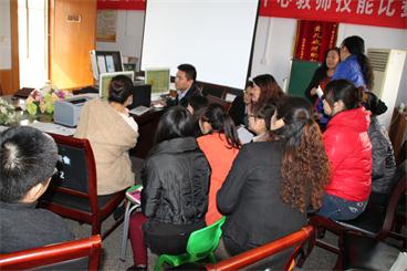图为教师们在认真听取技术人员对残疾儿童康复综合发展评估系统的操作讲解