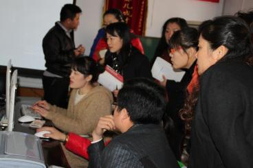 图为教师们逐一对新的教学和评估系统进行操作演练