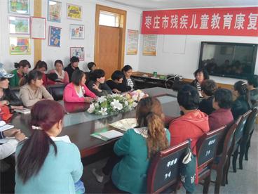 图为中心主任在给家长授课