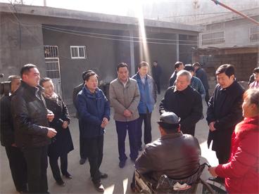 图为领导们在山城街道走访贫困残疾人