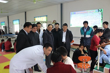 图为检查组一行到基层调研