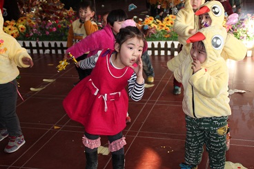 图为舞蹈《小鸡小鸡》