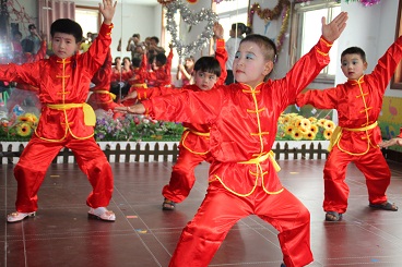 图为孩子们在表演节目