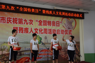 图为与会人员观赏爱心书画家现场作画