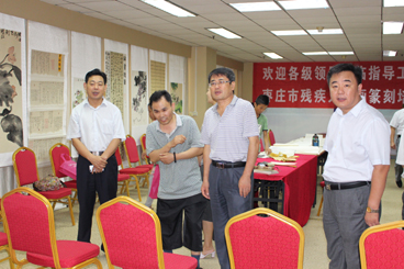 图为省残联领导组了解残疾人文化工作开展情况