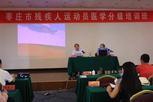 图为副理事长刘希武在开班上讲话