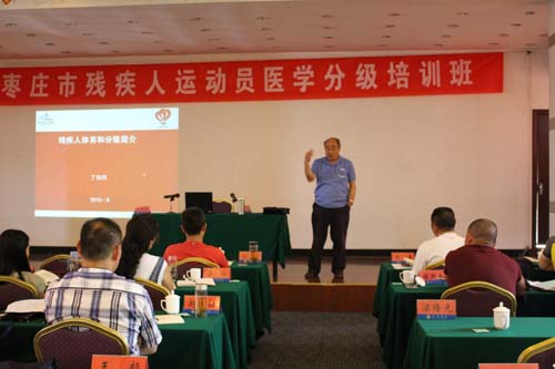 图为专家在授课