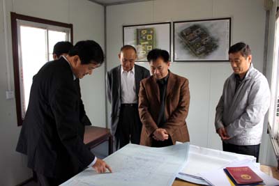 王华国理事长给省残联领导介绍市残疾人综合康复中心建设规划图