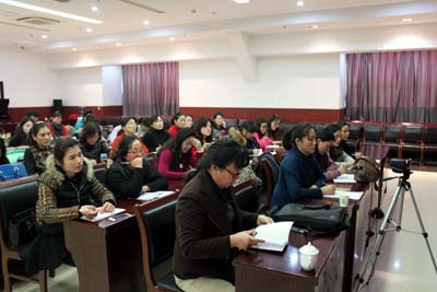 图为教师们在认真听讲