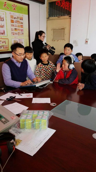 图为专业技术人员在为听障儿童进行听力检测