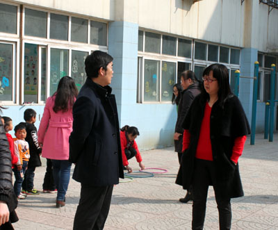 图为市残联领导看望聋孩子们