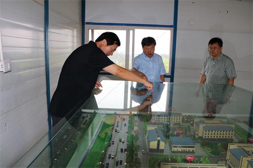 图为赵市视察沙盘图