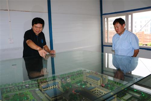 图为领导视察沙图画
