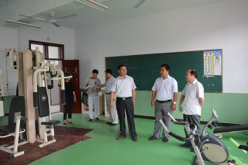 图为检查组检查验收残疾人自强健身示范点