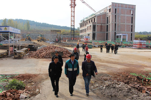 图为考察组实地查看市残疾人康复中心建设情况