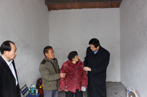 图为王国华理事长同贫困残疾人亲切交流