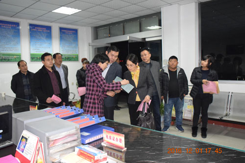 图为检查组实地查看峄城区镇（街）残疾人组织规范化建设