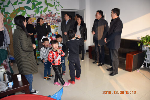 图为检查峄城区聋儿语训学校