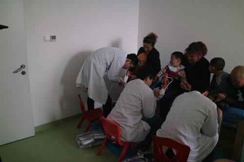 图为工作人员在现场取模