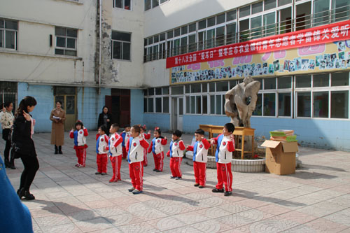 图为孩子们表演节目