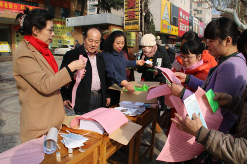图为发放宣传单