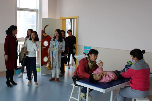 图为领导视察