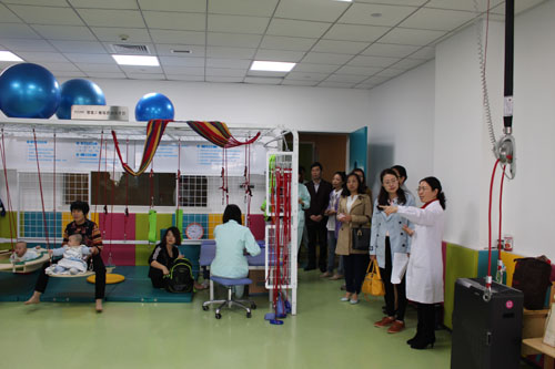 图为省领导视察