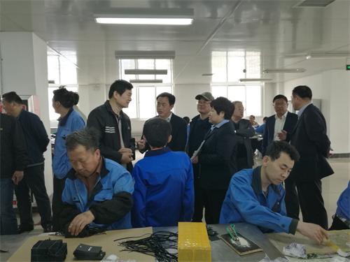 图为王国华理事长实地考察威高集团洁瑞医用品有限公司残疾人就业扶贫基地.jpg