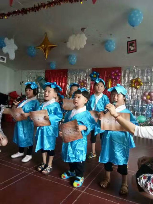 图为孩子们表演节目