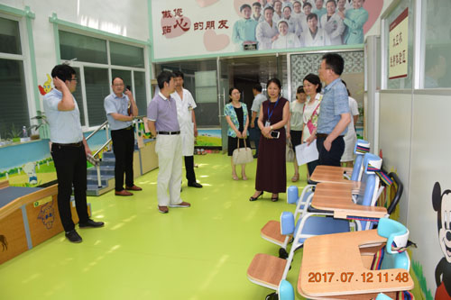 图为检查验收组实地查看脑瘫儿童康复训练情况