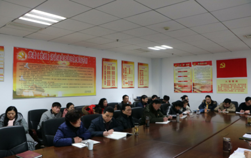 图为与会人员认真聆听宣讲