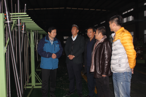 图为王国华理事长就产品生产销售情况同企业负责人交流