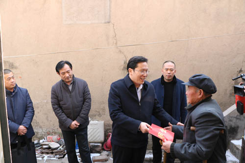 图为刘吉忠市长看望残疾人