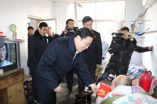 图为领导走访