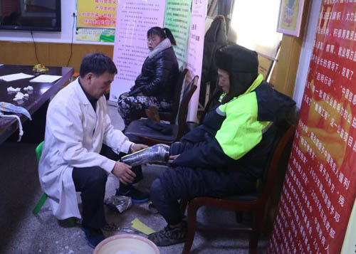 图为装配假肢