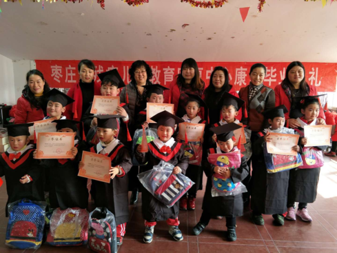 图为中心领导和师生们合影