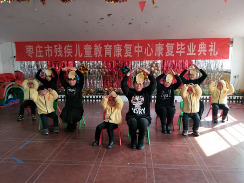 图为师生们表演节目