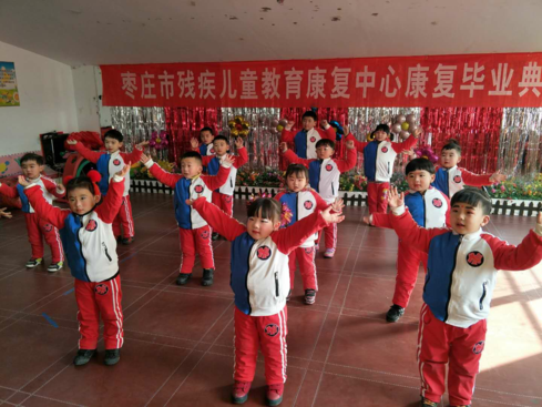 图为孩子们表演节目