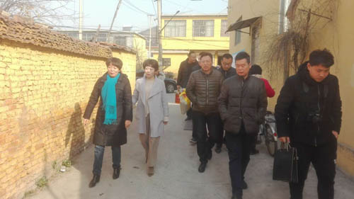 图为王振义副理事长一行在走访慰问建档立卡贫困残疾人