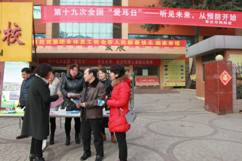图为市残联领导现场指导工作
