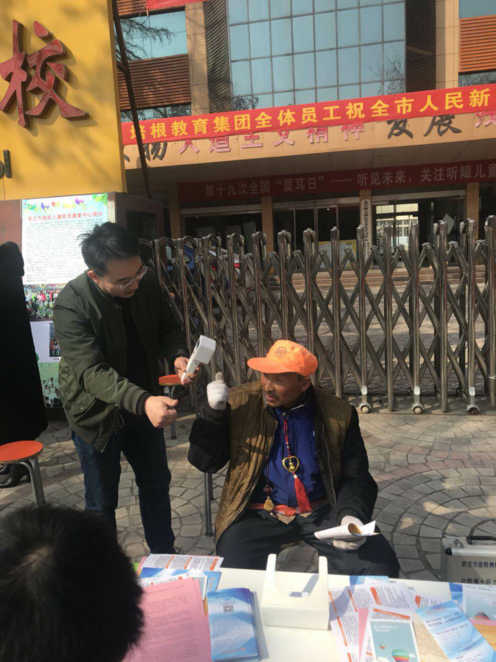 图为验配师在为群众进行免费听力测试