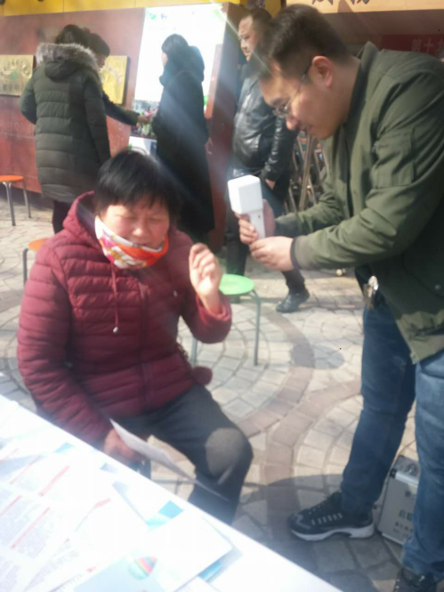 图为验配师在为群众进行免费听力测试