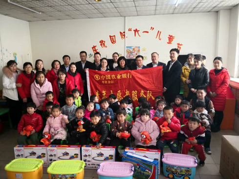 图为市农行志愿者们和师生们合影